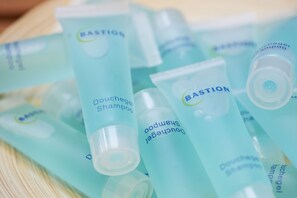 Articles de toilette gratuits, sèche-cheveux, serviettes fournies