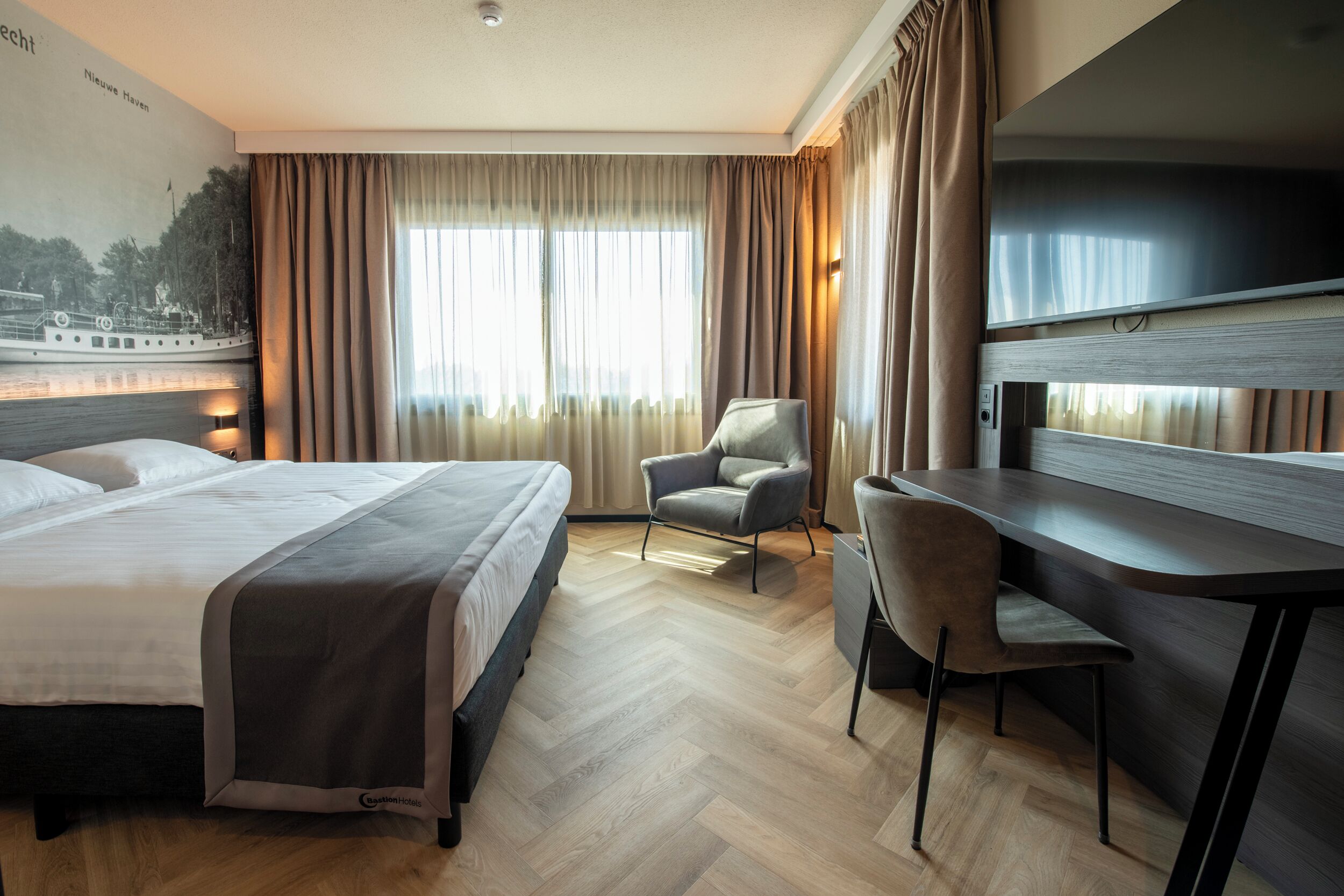 Deluxe Double Room, 1 King Bed | 1 bedroom, in-room safe, desk, free cribs/infant beds