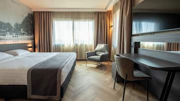 Deluxe Double Room, 1 King Bed | 1 bedroom, in-room safe, desk, free cribs/infant beds