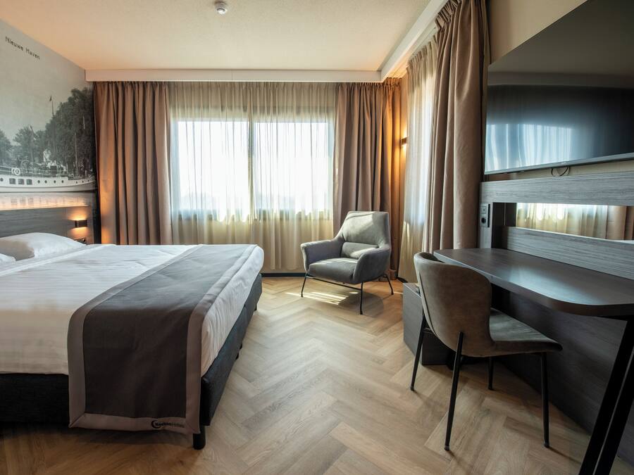 Deluxe Double Room, 1 King Bed | 1 bedroom, in-room safe, desk, free cots/infant beds