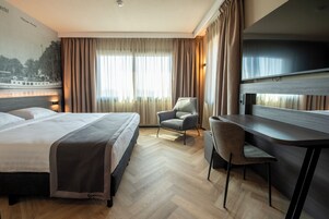 Deluxe Double Room, 1 King Bed | 1 bedroom, in-room safe, desk, free cribs/infant beds