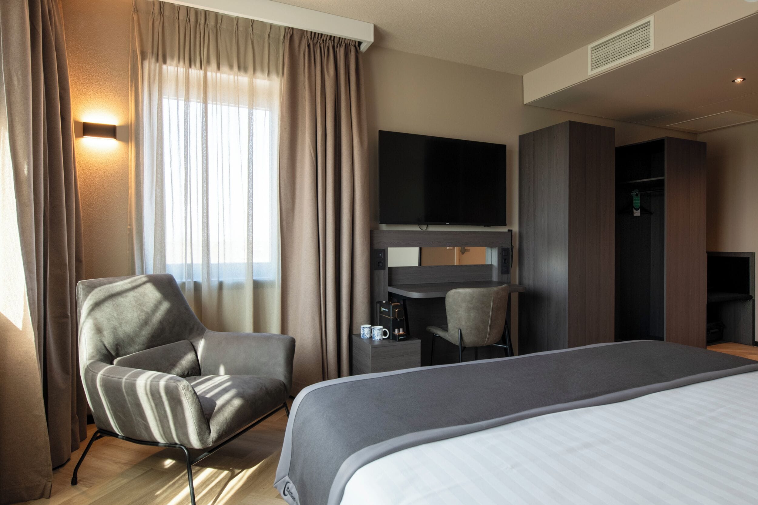Deluxe tweepersoonskamer, 1 kingsize bed | 1 slaapkamer, een kluis op de kamer, een bureau, gratis babybedden