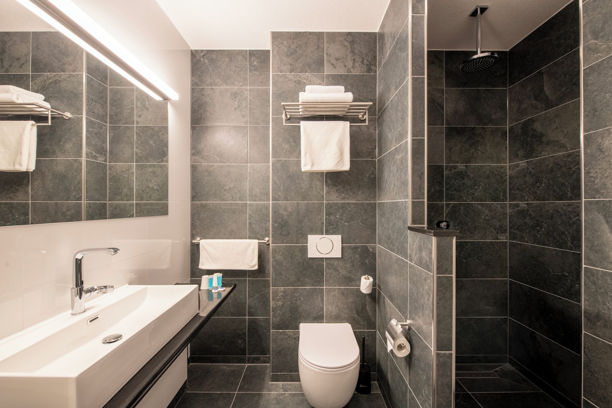 Shower, perlengkapan mandi gratis, pengering rambut, dan handuk