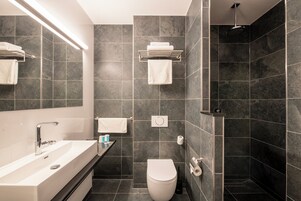 Ducha, artículos de tocador gratuitos, secador de pelo, toallas