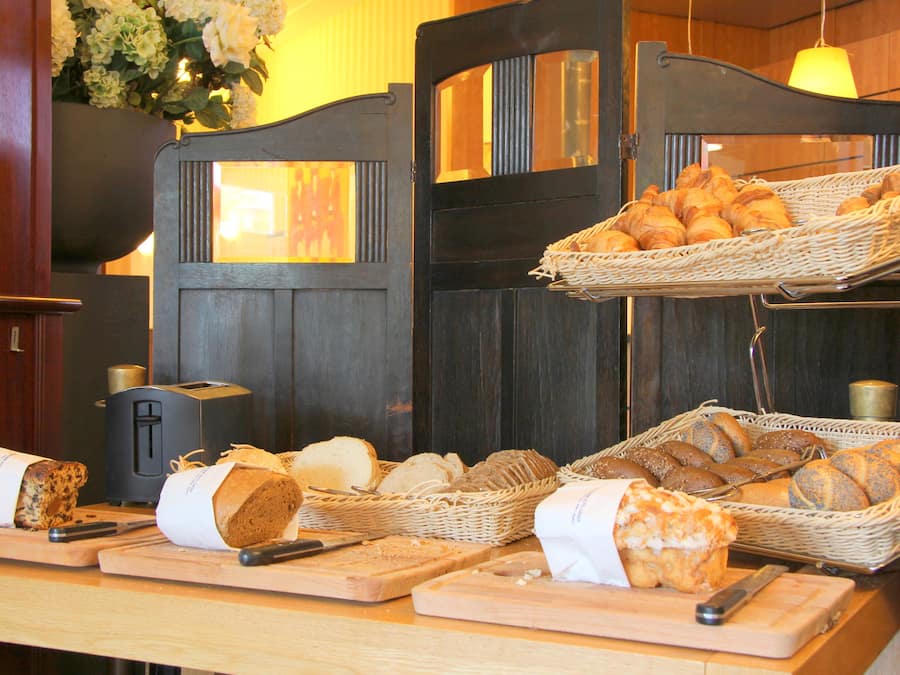 Se ofrece un desayuno bufé (18.25 EUR por persona)