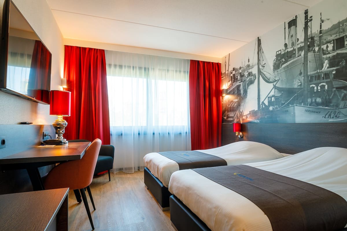 Deluxe Twin Room, 2 Twin Beds | 1 bedroom, in-room safe, desk, free cribs/infant beds