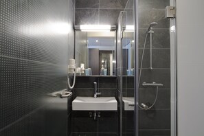 Chambre Confort avec lits jumeaux, 2 lits jumeaux | Salle de bain | Douche, articles de toilette (gratuits), séchoir à cheveux