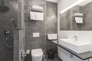 Shower, free toiletries, towels - Bastion Hotel Nijmegen (Nijmegen)