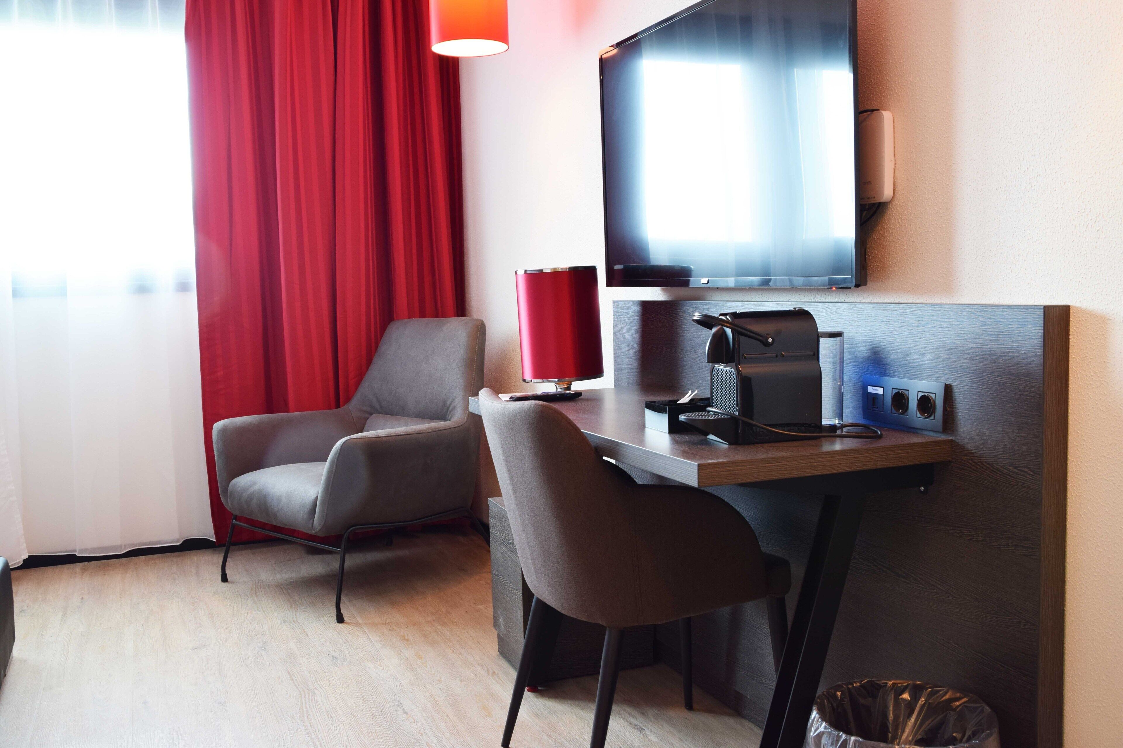 deluxe twin room, 2 single beds | in-room safe, desk, iron/ironing board, free wifi