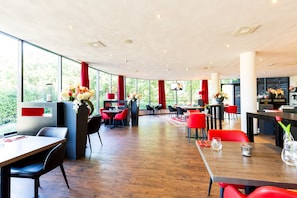 Daily buffet breakfast for a fee - Bastion Hotel Roosendaal (Roosendaal)