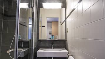 Comfort Twin Room, 2 Twin Beds | Bathroom | Free toiletries, hair dryer, towels