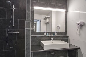 Artículos de tocador gratuitos, secador de pelo, toallas