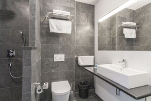 Habitación Deluxe con 2 camas individuales, 2 camas individuales | Baño | Ducha, artículos de higiene personal gratuitos y toallas