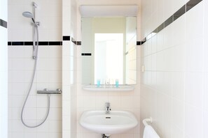 Ducha, artículos de tocador gratuitos, toallas