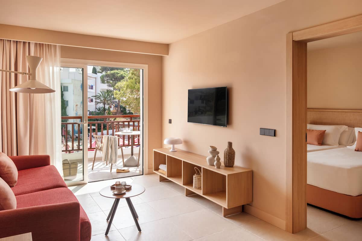1 bedroom, in-room safe, desk, blackout curtains