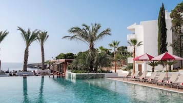 Indoor pool, 2 outdoor pools, pool umbrellas, pool loungers