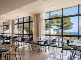 2 restaurantes; se sirve desayuno, almuerzo y cena; cocina mediterránea