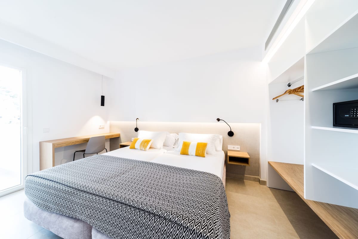 1 bedroom, in-room safe, desk, blackout curtains