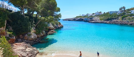 Plage, sable blanc, chaises longues, parasols