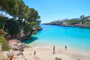En la playa, arena blanca, yoga en la playa, bar en la playa