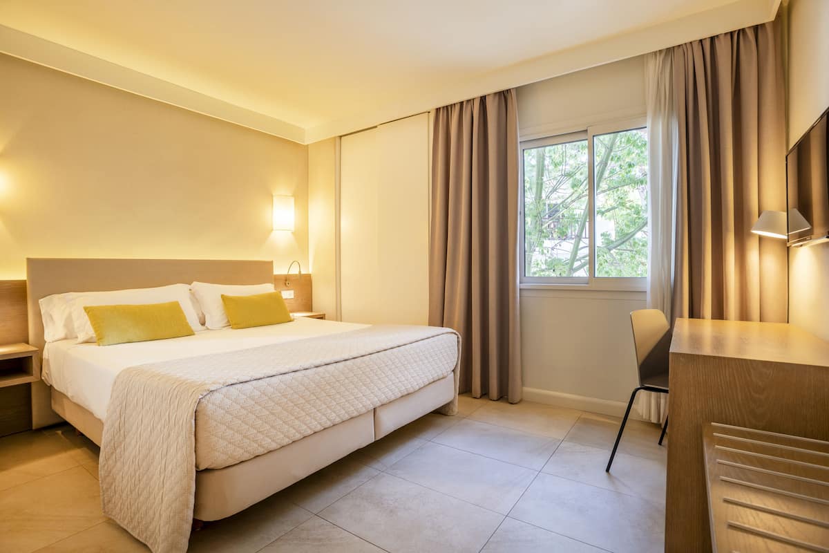 1 bedroom, in-room safe, desk, blackout curtains