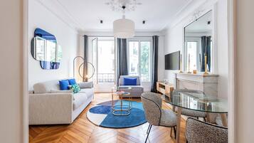 Flat-screen TV, fireplace, DVD player