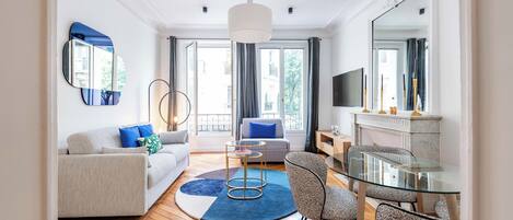 Flat-screen TV, fireplace, DVD player