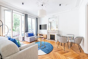 Deluxe Apartment | Living area