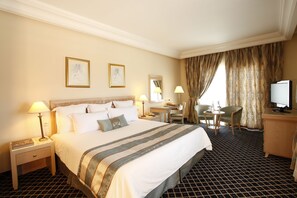 Minibar, caja de seguridad en la habitación y escritorio 