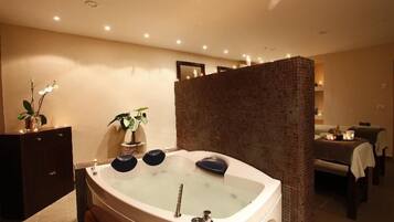 Ein modernes Badezimmer mit einer großen Badewanne, einem Holzkabinett und einem Essbereich mit Tischen und Stühlen.