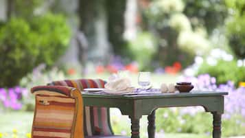 6 ห้องอาหาร, บริการอาหารเช้า อาหารกลางวัน, อาหารเมดิเตอร์เรเนียน