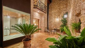 Luxe suite, 1 kingsize bed, hot tub | Terras
