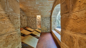 Sauna, hot tub, steam room, Turkish bath/hammam, body treatments