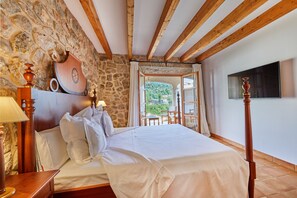 1 bedroom, premium bedding, memory-foam beds, minibar