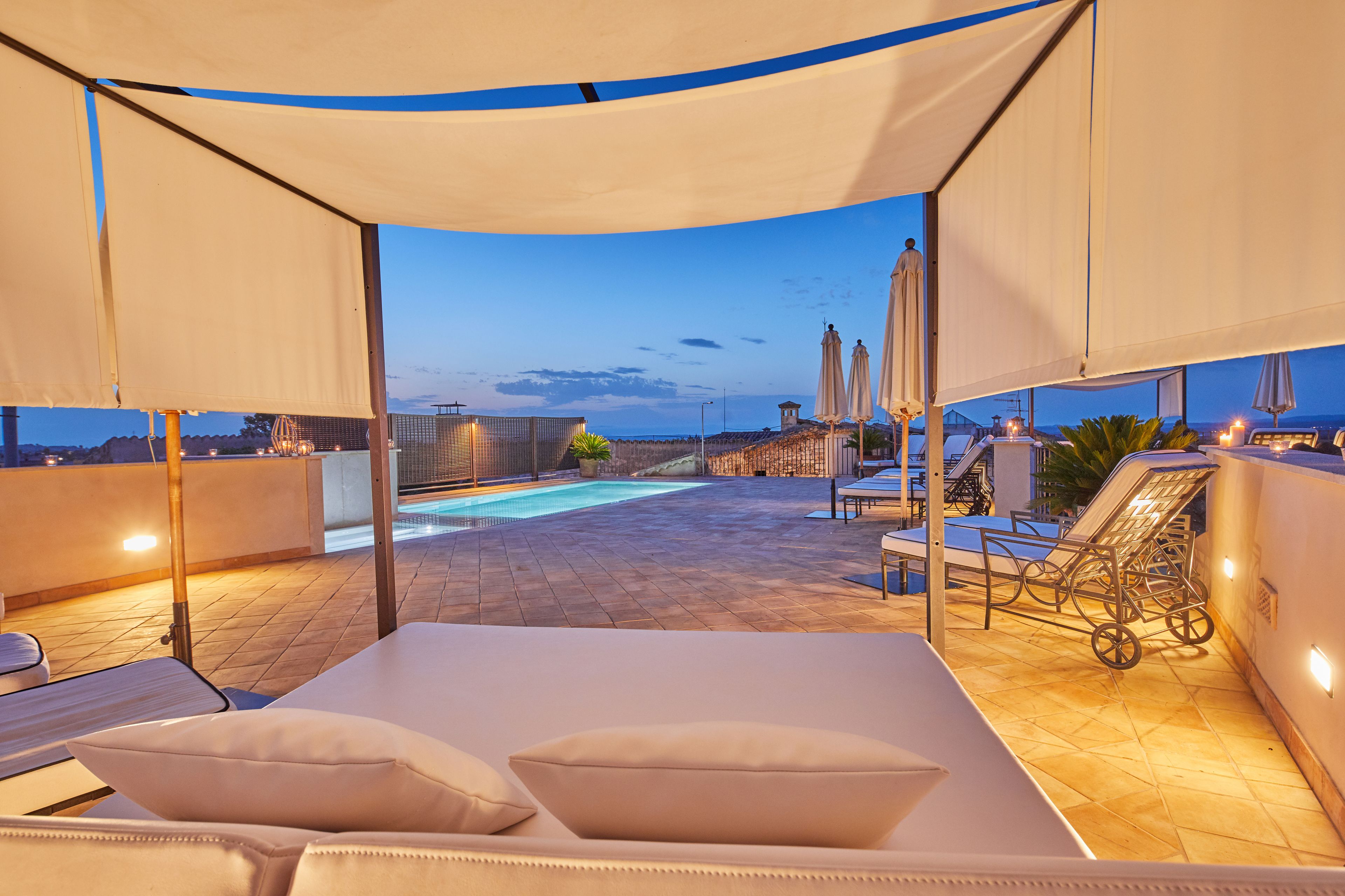 室外游泳池，池畔遮阳伞，日光浴躺椅