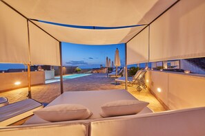 Utomhuspool, parasoller och solstolar