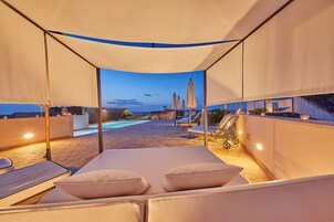 Outdoor pool, pool umbrellas, sun loungers