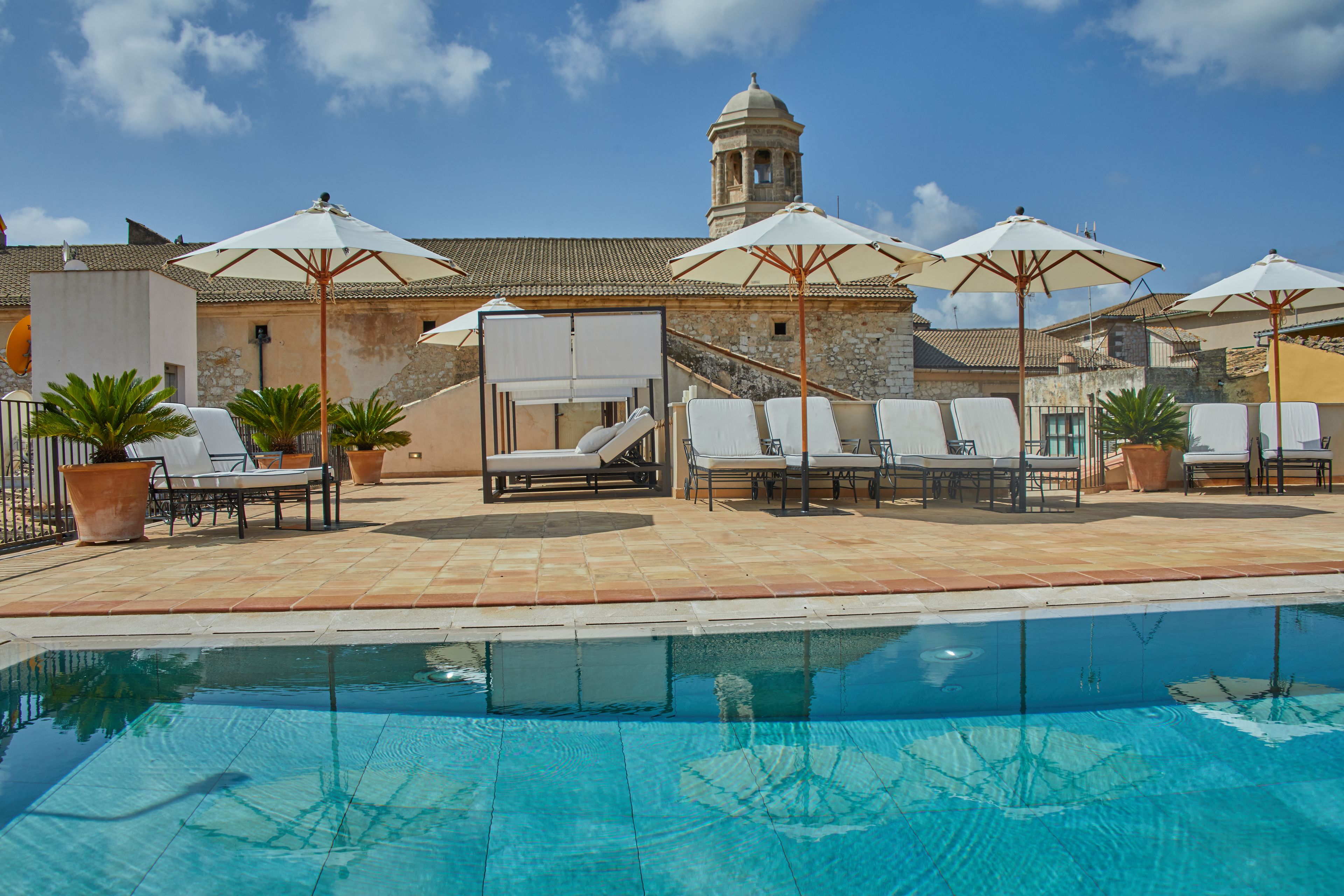 Outdoor pool, pool umbrellas, sun loungers