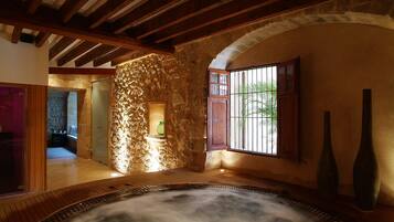 Sauna, hot tub, steam room, Turkish bath/hammam, body treatments