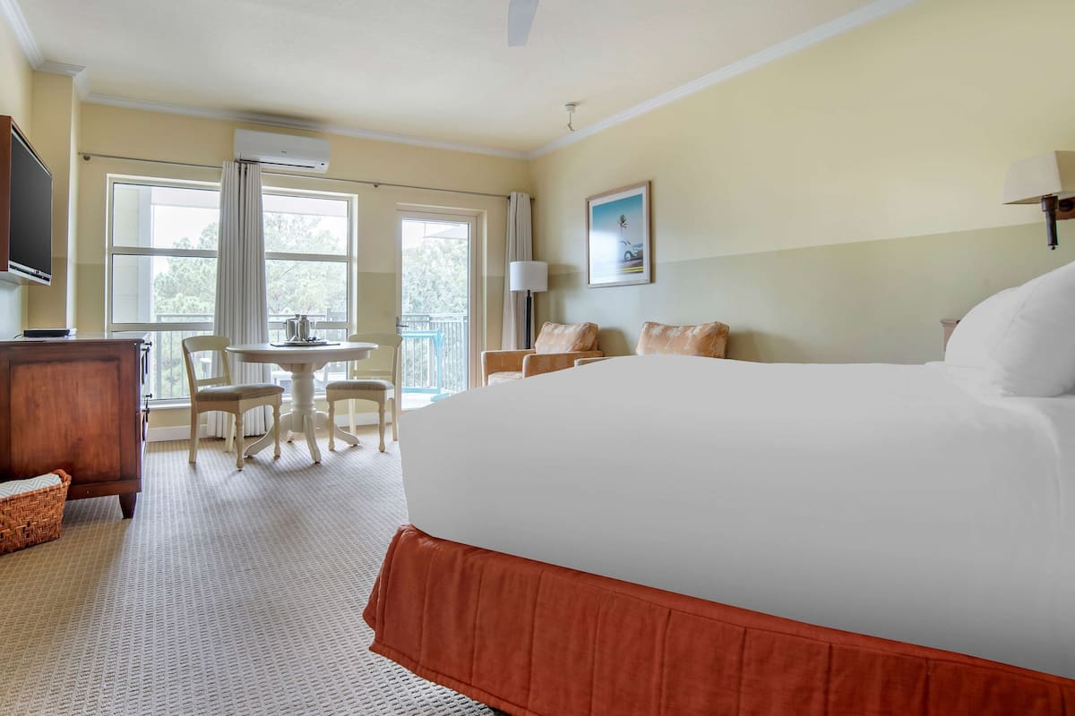 STUDIO 1 KING BAY VIEW | 1 bedroom, in-room safe, blackout drapes, iron/ironing board