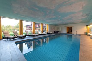 Indoor pool, open 7:00 AM to 11:00 PM, sun loungers - Romantik Hotel Schweizerhof (Grindelwald)