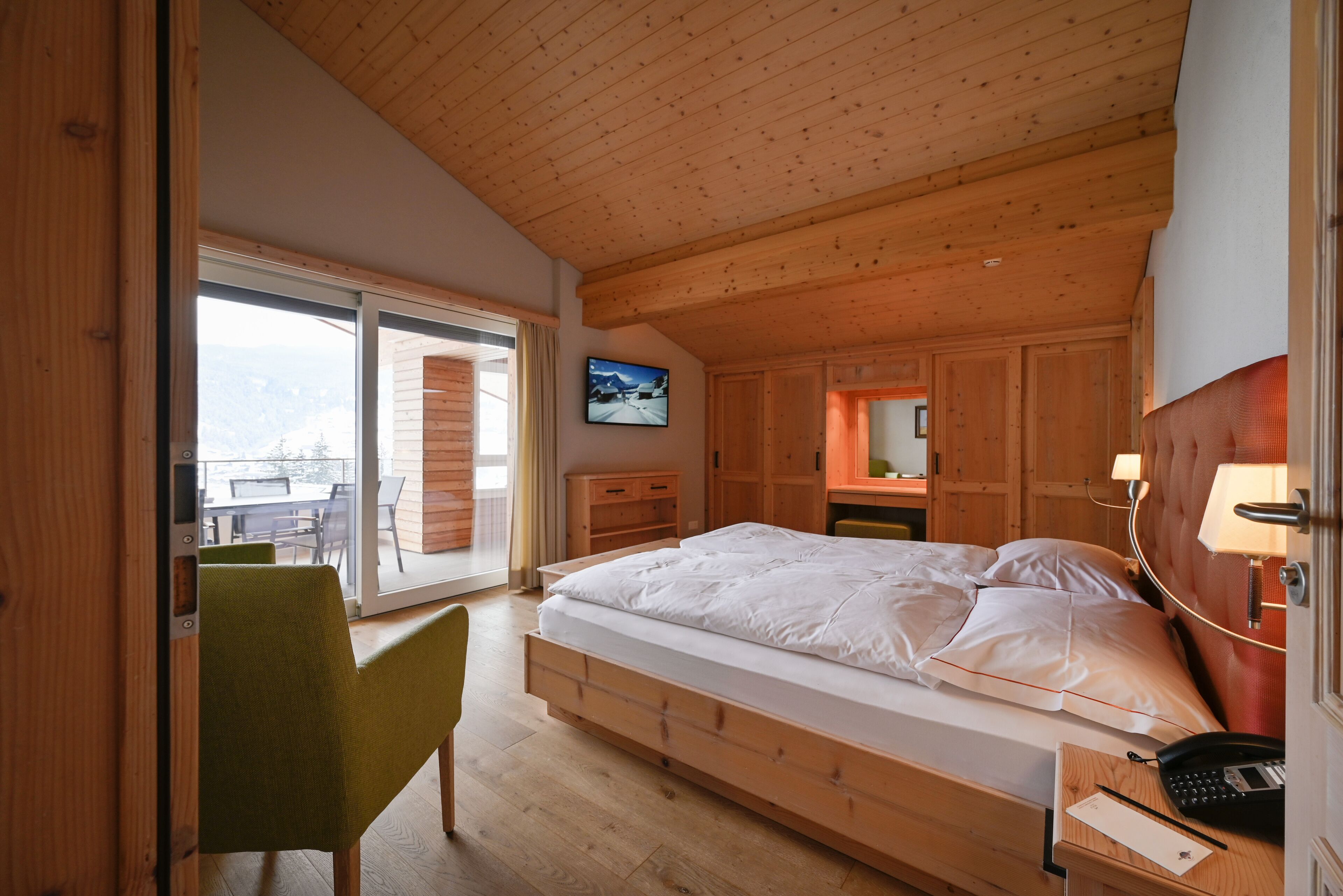 superior suite, 2 bedrooms, balcony, mountain view (eiger) | hypo-allergenic bedding, down duvets, minibar, in-room safe