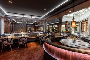 3 restaurants; breakfast, lunch, dinner, and brunch served - Romantik Hotel Schweizerhof (Grindelwald)
