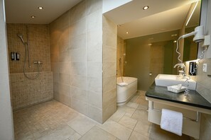 Superior-Suite, 2Â Schlafzimmer, Balkon, Bergblick (Eiger) | Badezimmer