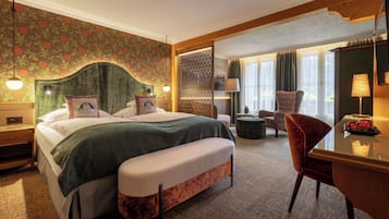 Suíte júnior | Roupas de cama antialérgicas, edredons de pluma, frigobar