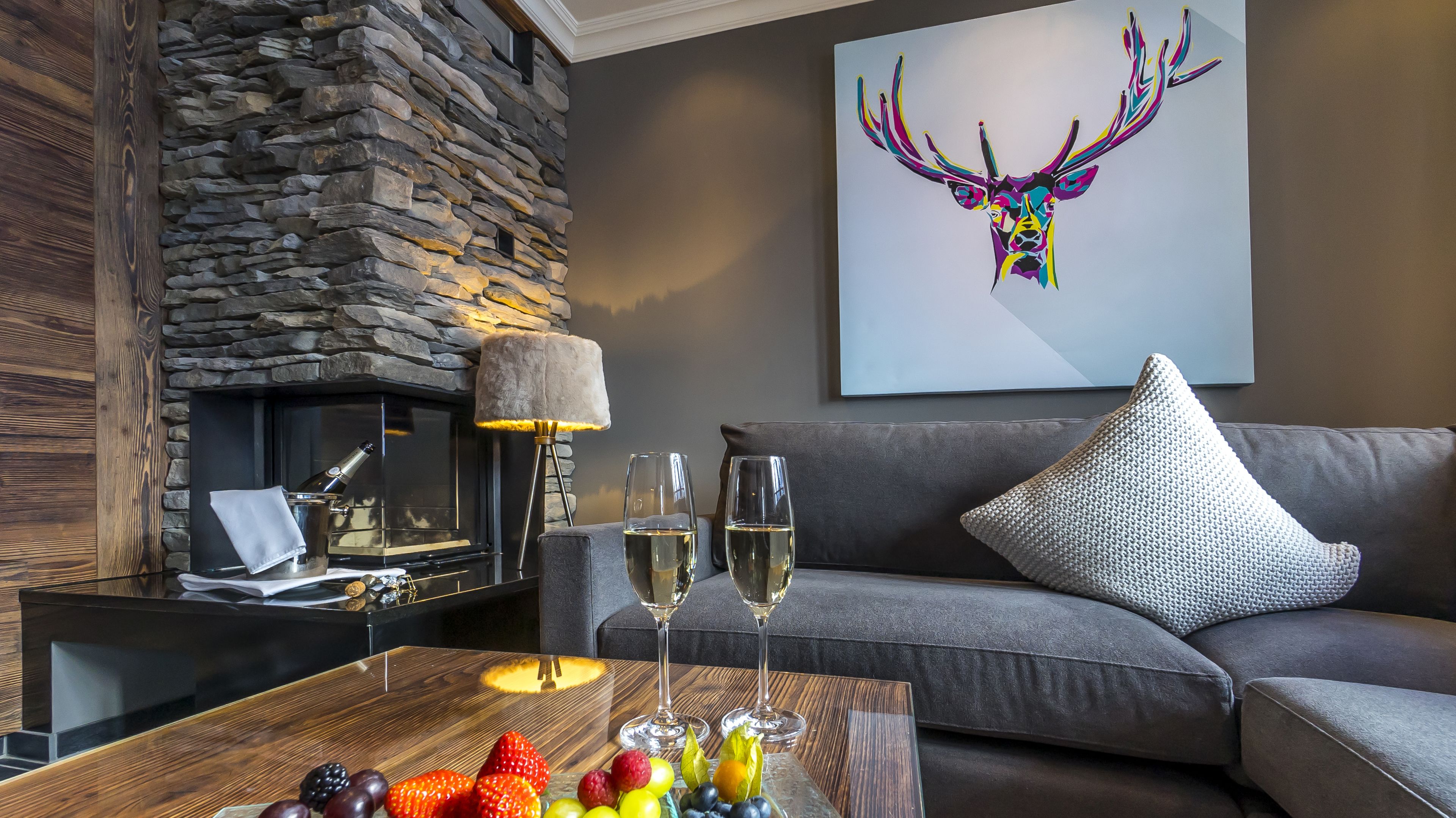 superior suite, 3 bedrooms, balcony, mountain view (eiger) | living area | tv