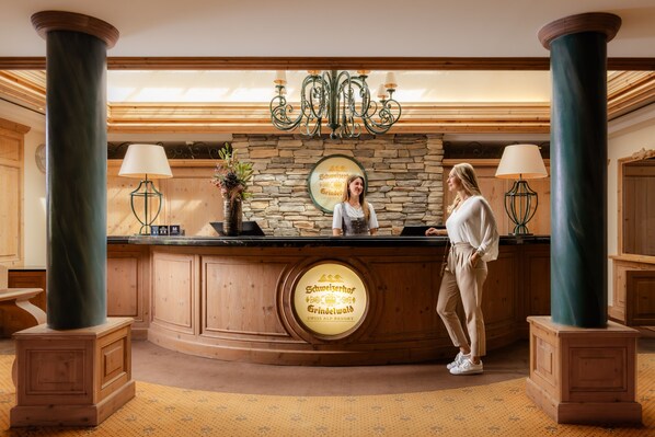 Una recepción con el logotipo del 'Schweizerhof Grindelwald Swiss Alp Resort'.