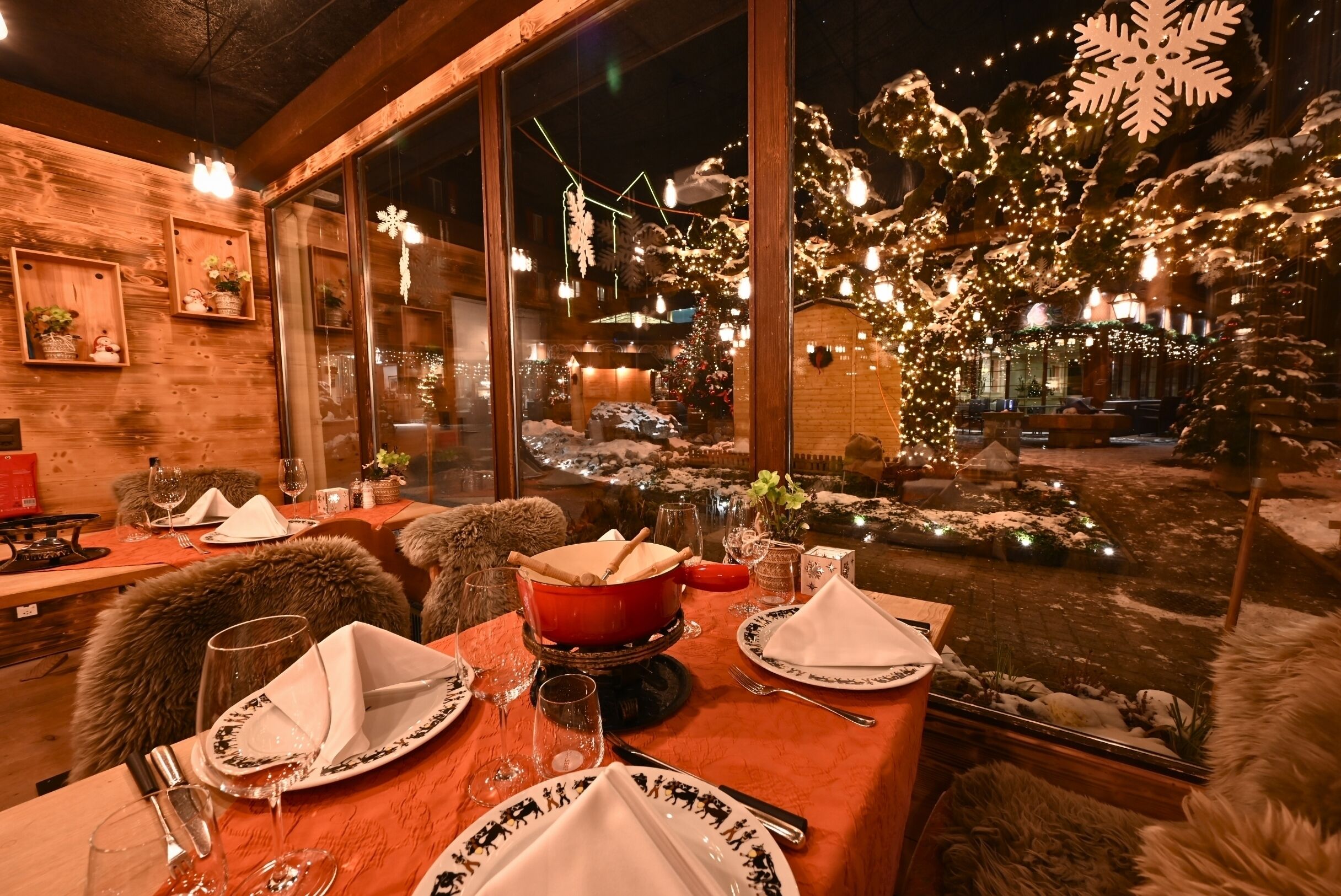 3 restaurants, breakfast, lunch, dinner served; local cuisine