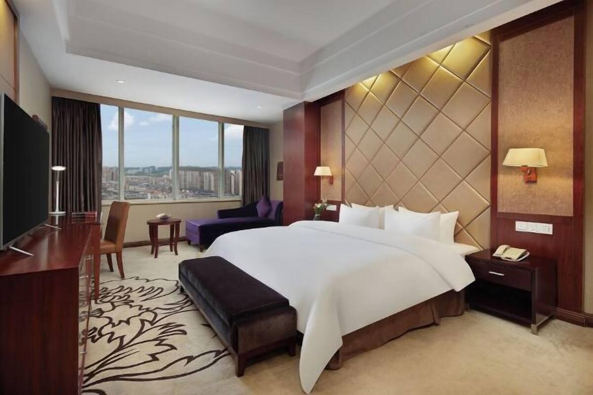 Minibar, in-room safe, iron/ironing board, Internet