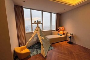 Minibar, in-room safe, iron/ironing board, Internet - Mingxing Conifer Hotel (Suining)